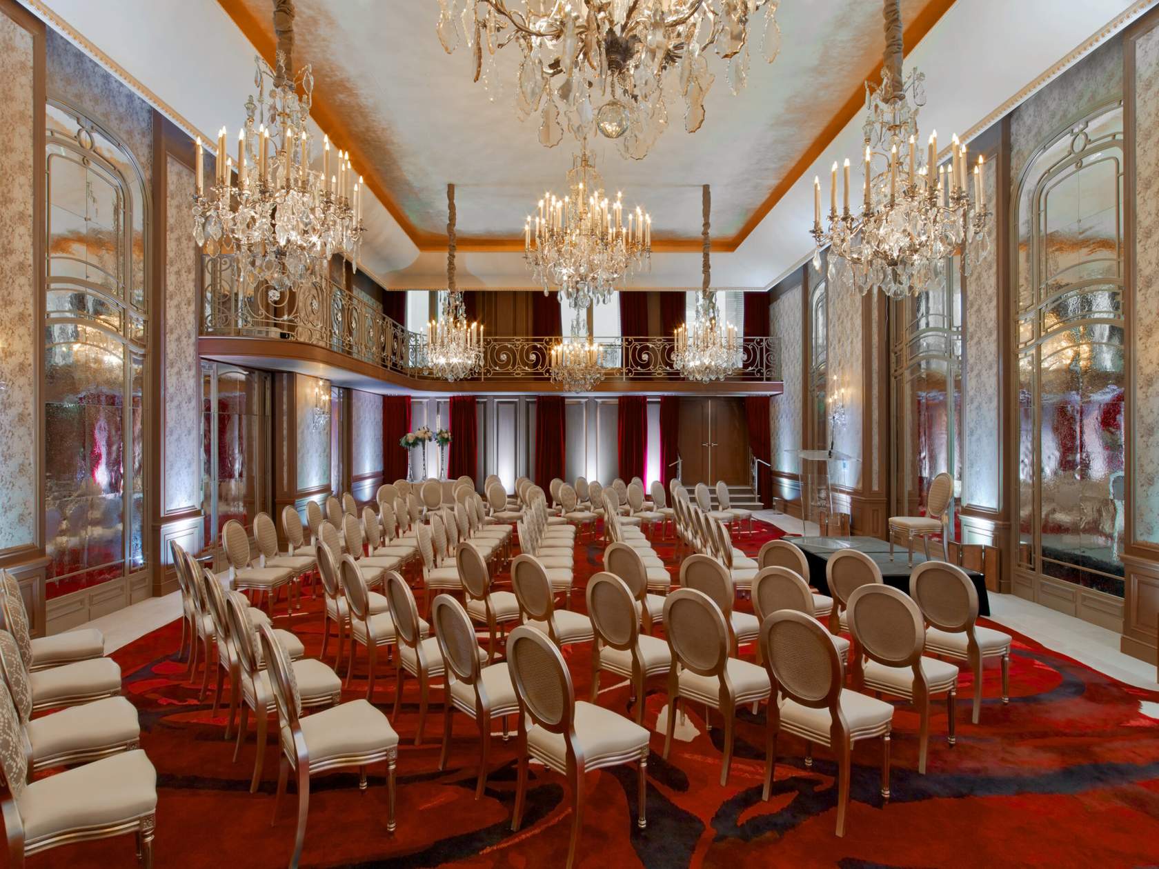Hôtel Plaza Athénée Paris : tout ce qu'il faut savoir pour organiser votre événement