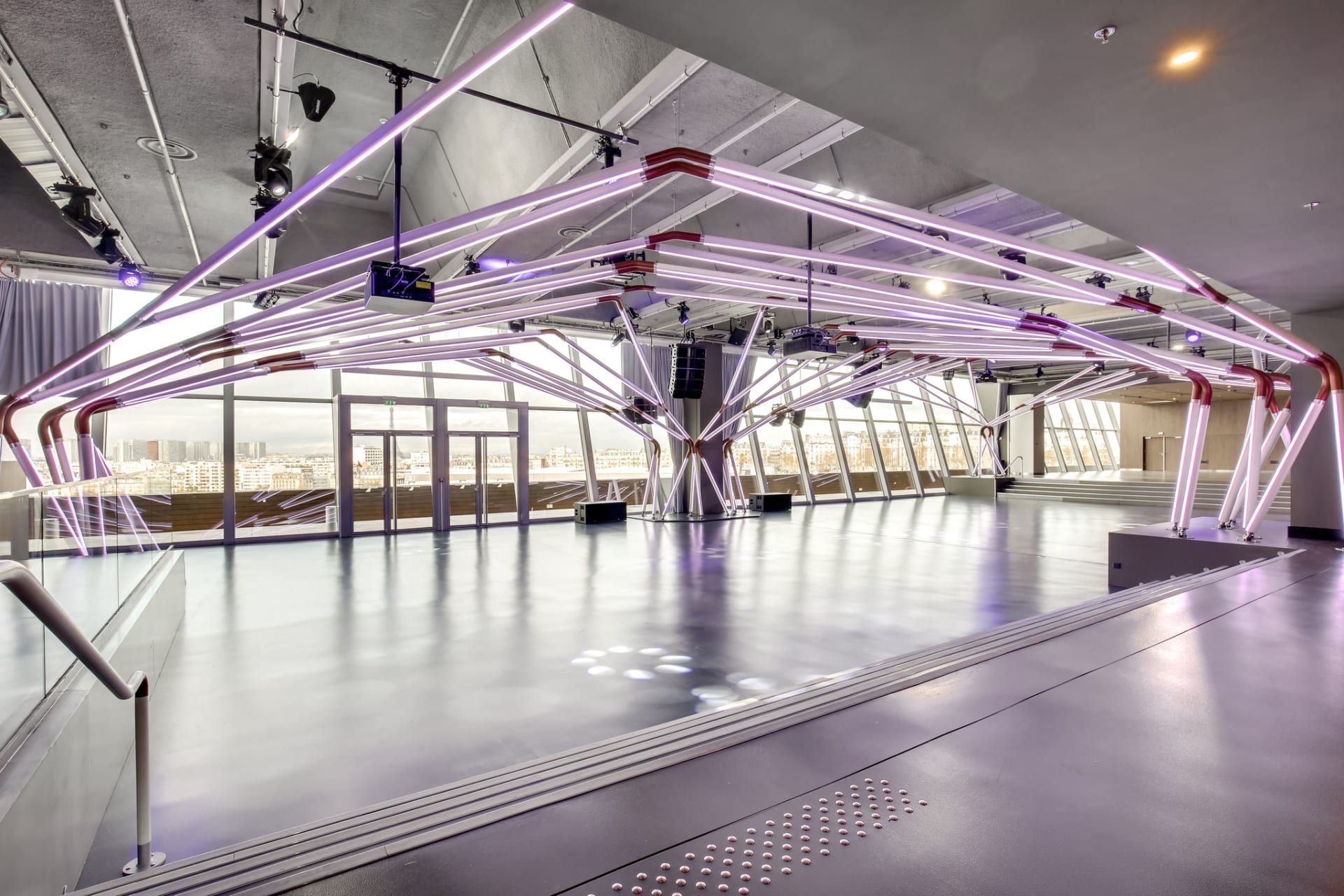 Terminal 7 - Photo 1